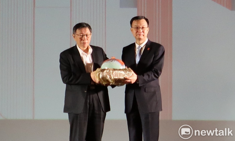 台北市長柯文哲19日贈送禮物給上海市常務副市長周波。   圖：林朝億/攝