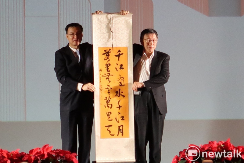 上海市常務副市長周波19日贈送禮物給台北市長柯文哲。   圖：林朝億/攝
