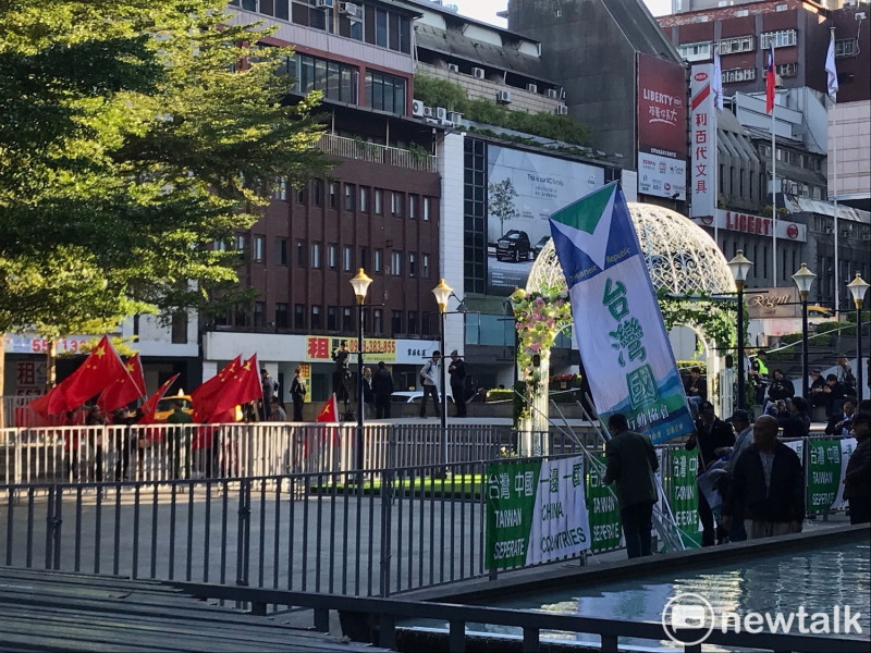 獨派團體台灣國前往雙城論壇晶華酒店場外抗議。   圖 : 周煊惠 / 攝