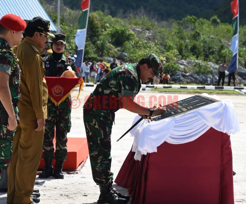 印尼在鄰近中國「九段線」的納土納群島增設軍事基地，國家武裝部隊首長塔哈亞托元帥（右）出席啟用典禮。   圖：翻攝Bali Promotion Center推特