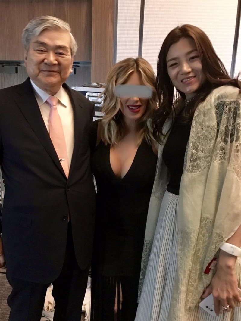 大韓航空公司家族耍特權醜聞不斷，社長趙亮鎬（左）10月被以8罪名起訴，而公主趙顯娥（右）則因堅果案緩刑中。   圖：翻攝ellen k推特