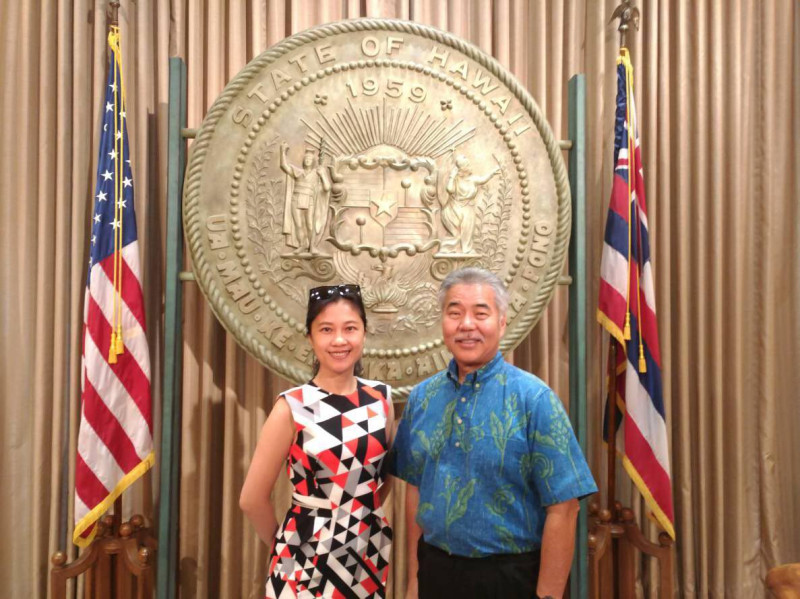 Kolas發言人前往夏威夷州政府，拜會州長David Ige, 並代表政府邀請來台訪問，Ige表示將拜訪台灣。   圖：行政院提供