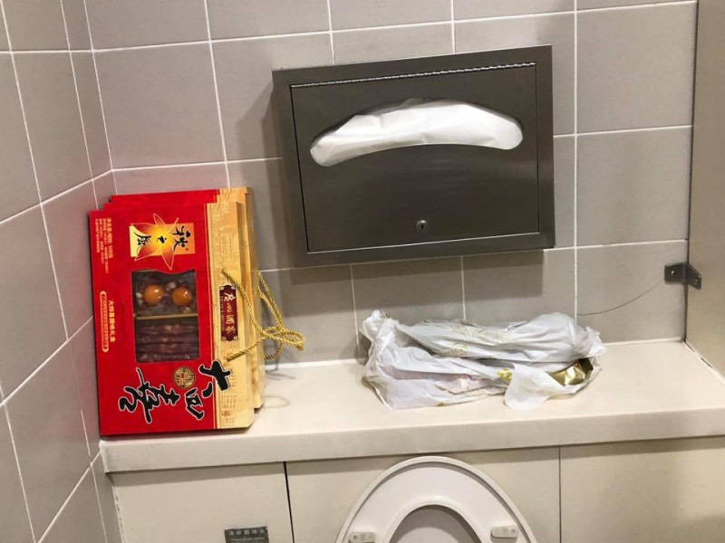 中國臘肉遭棄置於機場男廁 。   圖：翻攝自王浩宇臉書