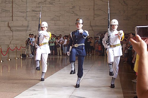 中正紀念堂的三軍儀隊是觀光客拍照的重點。   圖 : 翻攝自linfen0922.pixnet.net