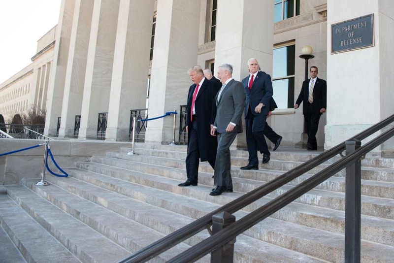 美國總統川普（左起）上台以來，已有多名官員去職，連跟隨他2年的國防部長馬提斯也將在2月下台。   圖：翻攝美國防部臉書