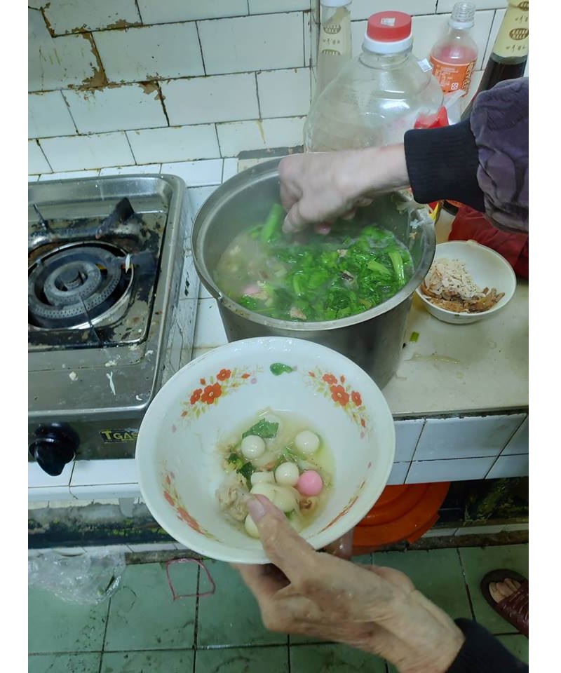 有網友在臉書社團「爆廢公社」上傳一張阿嬤煮湯圓的照片，並寫下「為什麼全台湯圓都比不上阿嬤煮的呢，客家湯圓靈魂就是湯頭」。   