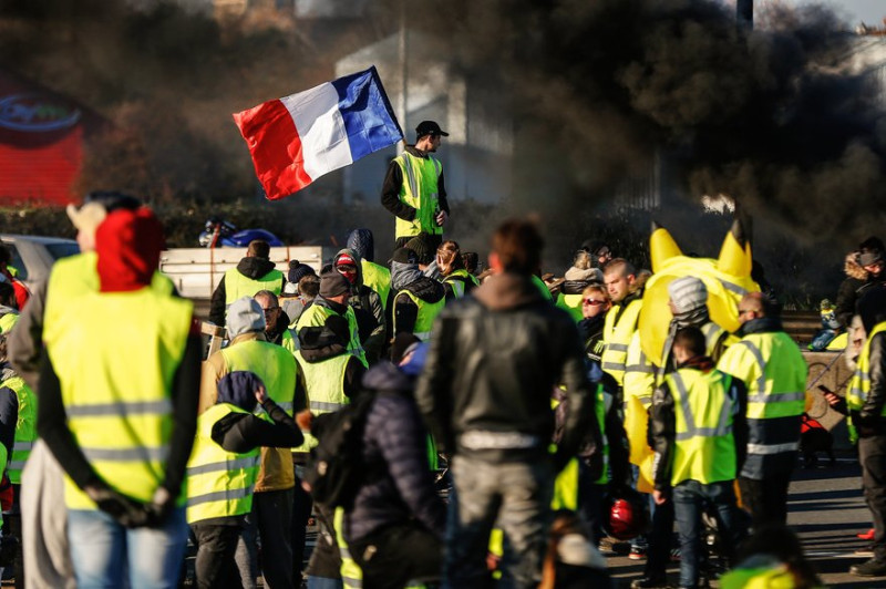 法國「黃背心」示威運動迄今民怨未止，成為總統馬克宏去年5月就任以來施政一大挫敗。    圖：翻攝法國黃背心運動推特