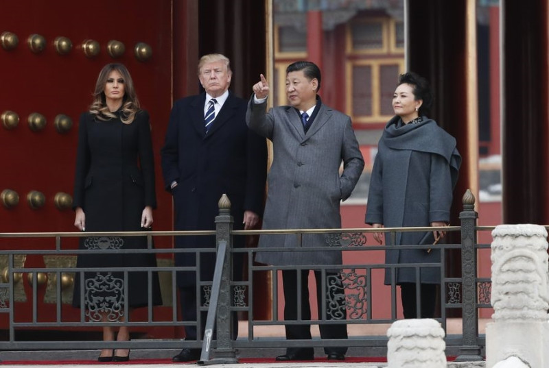 川普表明，他不會講明若中國犯台時會否派美軍支援台灣。圖為2017年美國總統川普（左2）夫婦與中國國家主席習近平（右2）夫婦參觀北京故宮。   圖：翻攝自中新社
