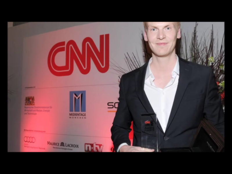 瑞隆茨歐斯個性低調，同事多對他讚賞有加，且幾乎年年獲獎，備受同業肯定，還被美國有線電視新聞網（CNN）封為年度記者。   圖：翻攝自Youtube