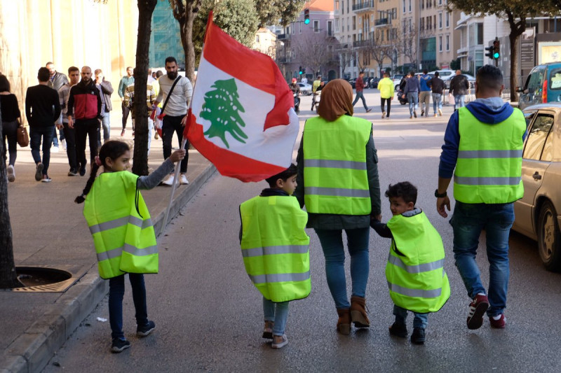 黃背心運動蔓延至黎巴嫩。示威人士身穿黃背心，全家上街   圖：翻攝自黎巴嫩記者Timour Azhari的推特