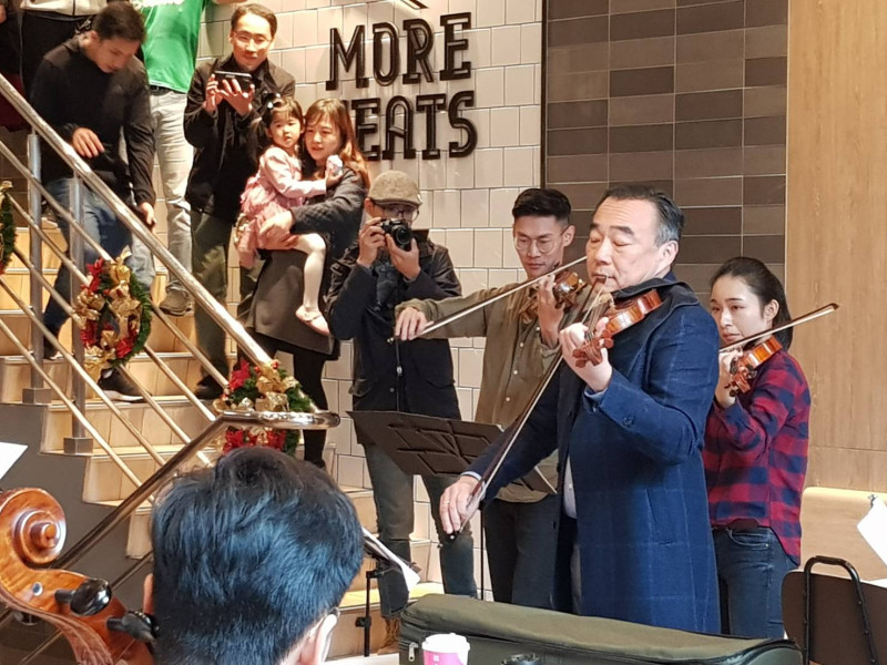 麥當勞與世界級小提琴演奏家林昭亮合作，在西門町舉辦音樂快閃活動，在聖誕節前夕給顧客驚喜。   圖/品牌提供