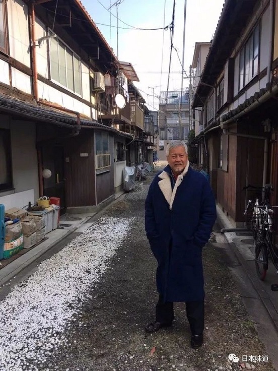 宣稱買下京都一條街而且將街道改名為自己名字的薛蠻子。   圖：取材自薛蠻子微博