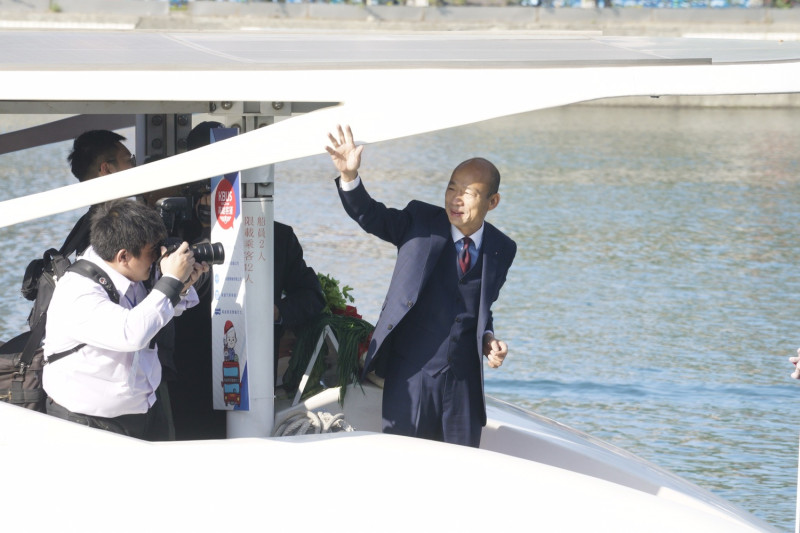 韓國瑜搭乘愛之船就職，與岸邊支持群眾揮手致意。   圖：張良一/攝