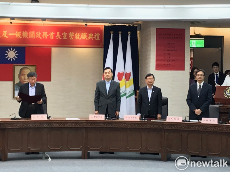 台北市長柯文哲（左起）與副市長鄧家基、彭振聲與民政局長藍世聰。   圖 : 周煊惠/攝