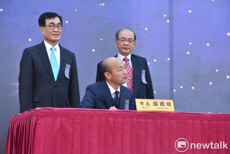 新任高雄市長韓國瑜簽第一份文件。   圖：孫家銘／攝