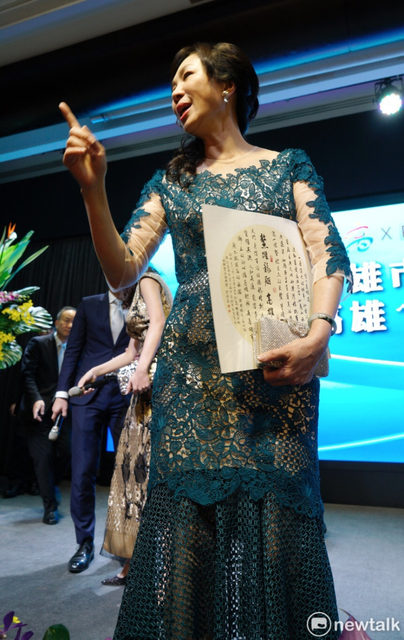 韓國瑜妻子李佳芬以一身藍綠色禮服出席典禮。   圖：張良一/攝