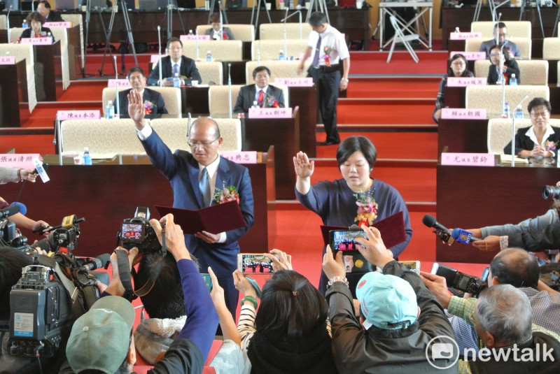 台中市議長張清照、副議長顏莉敏宣誓就職。   唐復年/攝