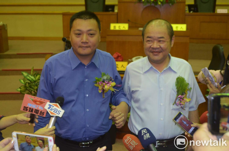 莊豐安（右）與蘇澤峰分別當選嘉義市議會正副議長。   圖：蔡坤龍/攝