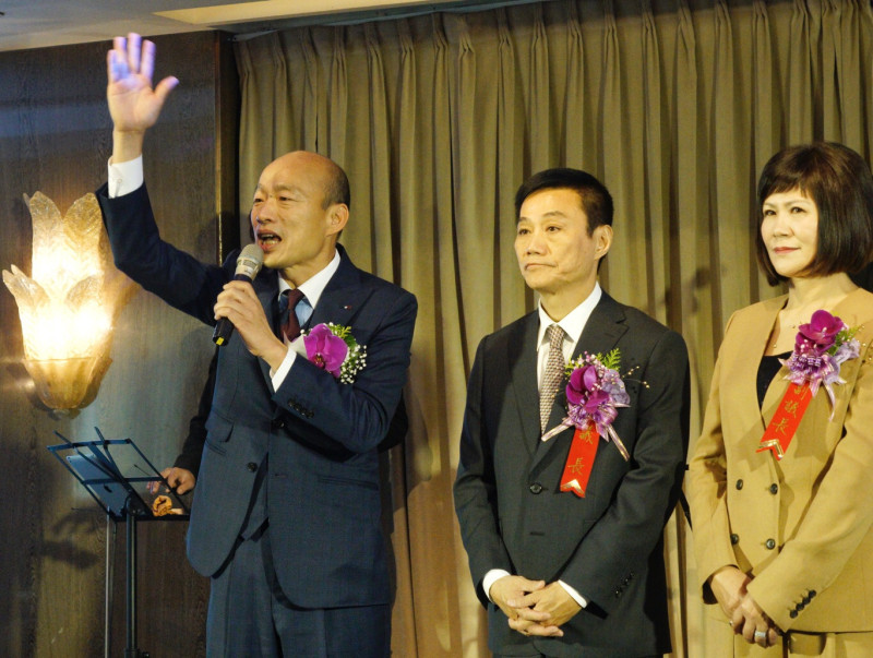 高雄市長韓國瑜與新當選的高雄市議會議長許崑源(中)、副議長陸淑美(左)等議員餐敘。   圖：張良一/攝