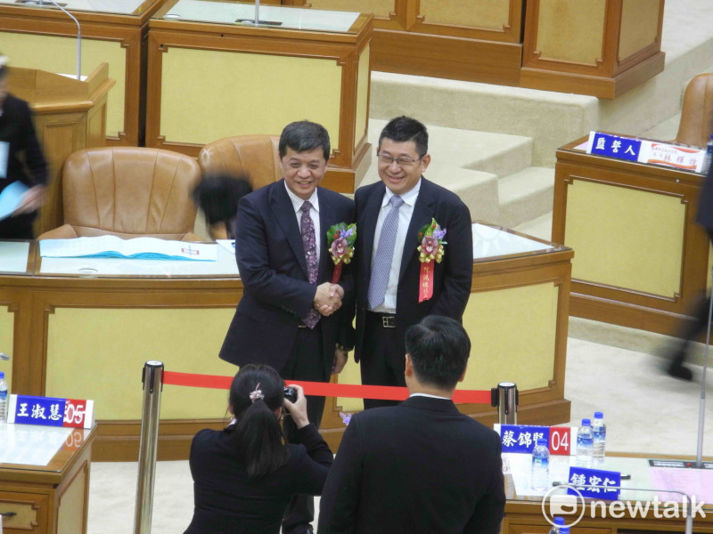 新北市議會副議長由國民黨籍陳鴻源（右）擊敗尋求連任的民進黨籍陳文治（左）。    圖：王峻昌/攝