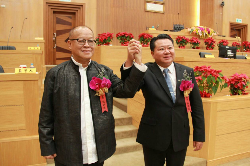 嘉義縣議長張明達（左）及副議長陳怡岳雙雙獲得連任。   圖：嘉義縣議會/提供