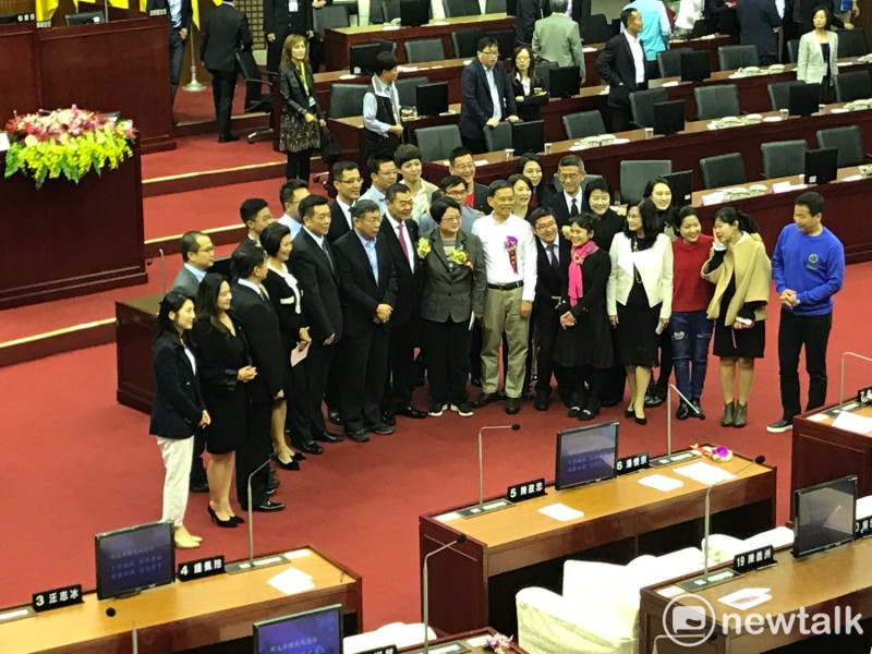 台北市議會今日舉行就職典禮，並歡送議長吳碧珠。   圖 : 周煊惠 / 攝