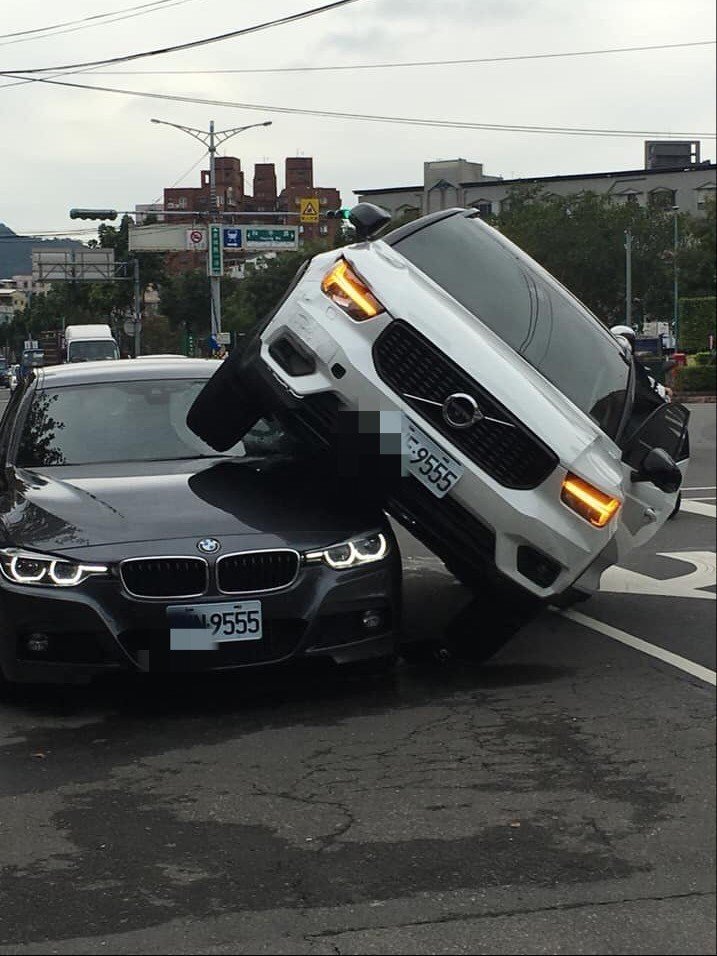 白色休旅車Volvo撞上黑色BMW，車牌皆為9555，兩車主原來是夫婦。   圖：翻攝自臉書社團「聯結車 大貨車 大客車 拉拉隊 運輸業 照片影片資訊分享團」