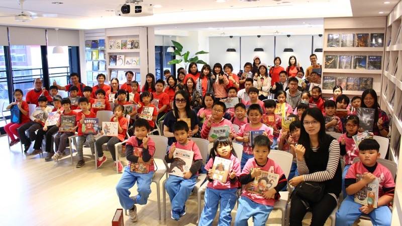 台中新社的大林與中和二國小受邀至益處品書屋閱讀，孩子人手一本自己喜歡的書籍。   益品書屋/提供
