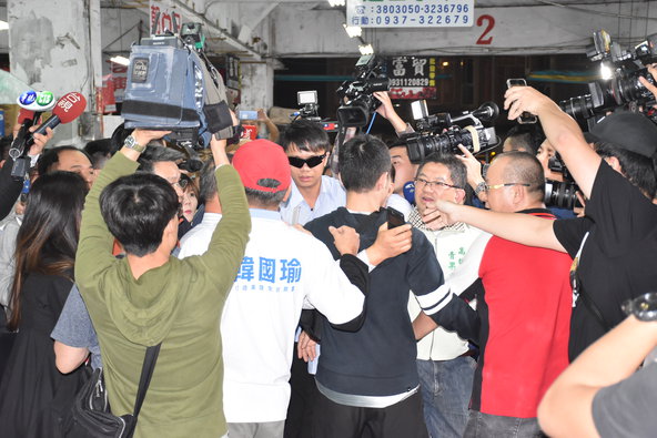 媒體為搶韓國瑜鏡頭亂成一團。   圖：孫家銘/攝