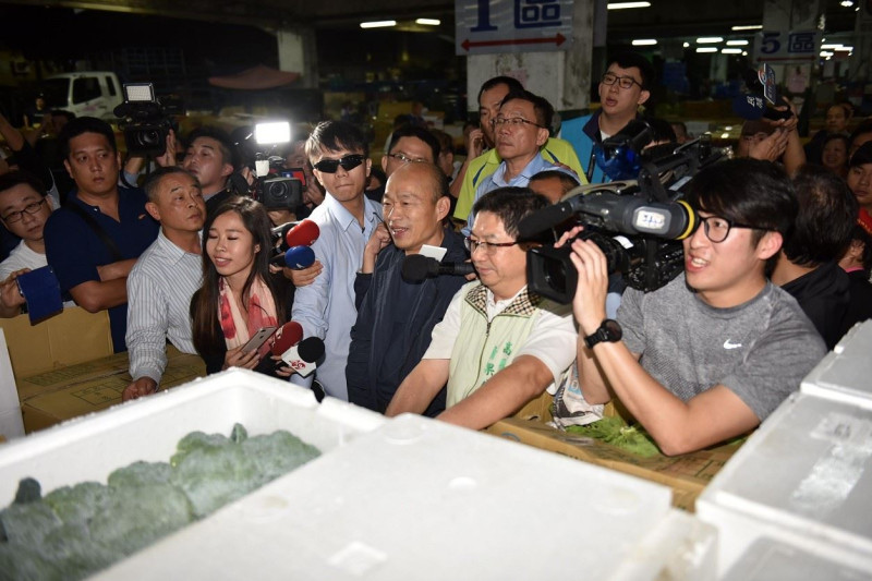 韓國瑜造訪十全果菜市場，大批媒體圍訪。   圖：高雄市政府／提供