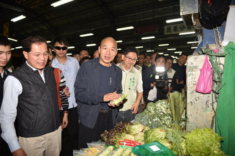 韓國瑜視察十全果菜市場，農業局長吳芳銘一同前往。   圖：高雄市政府／提供