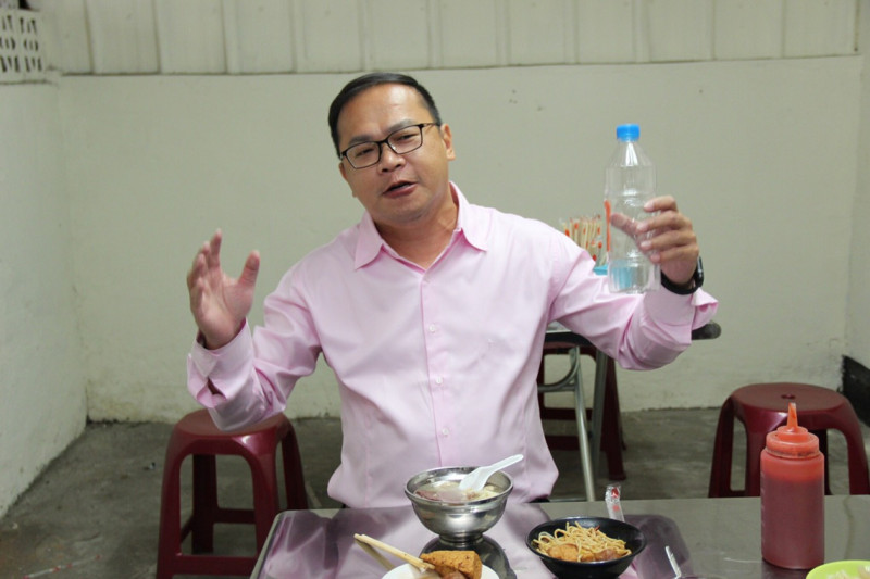 王義川拿空瓶裝了「炒麵空氣」，調侃盧秀燕的谷關空氣瓶。   圖 : 王義川競選總部/提供