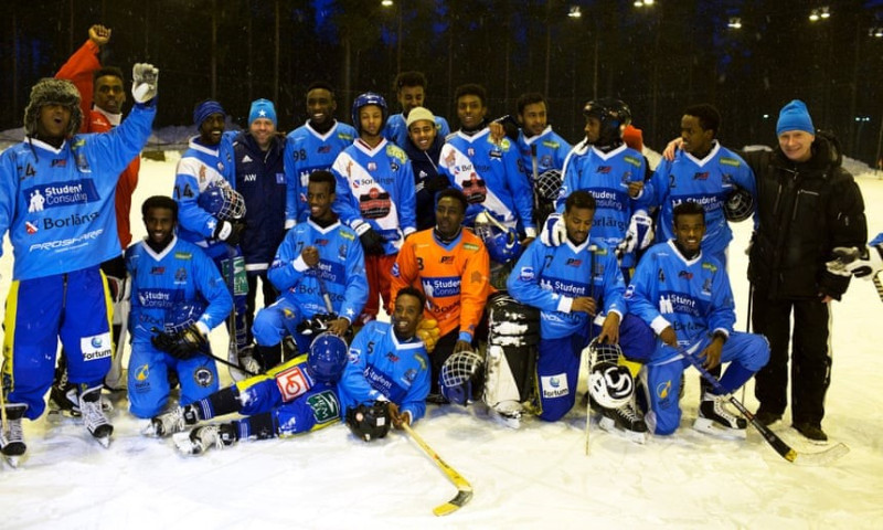 索馬利亞國家冰球隊與瑞典教練賽後合影