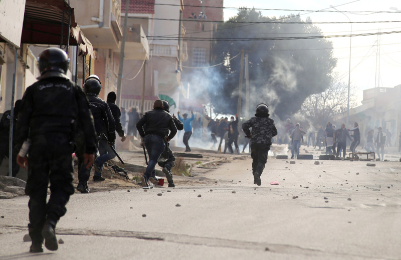 25日突尼西亞卡塞琳，防暴警察與示威者發生衝突。   圖：達志照片/路透社