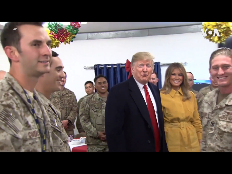 桑德斯簡短表示，總統夫婦是耶誕節當晚出發前往伊拉克，目的是感謝派駐當地的美軍為國服務與犧牲，並祝福他們耶誕快樂。   圖：翻攝自Youtube