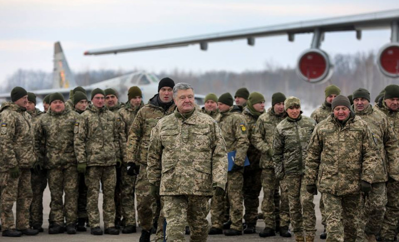 烏克蘭總統波羅申科（前排中）宣布戒嚴30天，他親自前往戒嚴地區為官兵打氣。   圖：翻攝波羅申科臉書