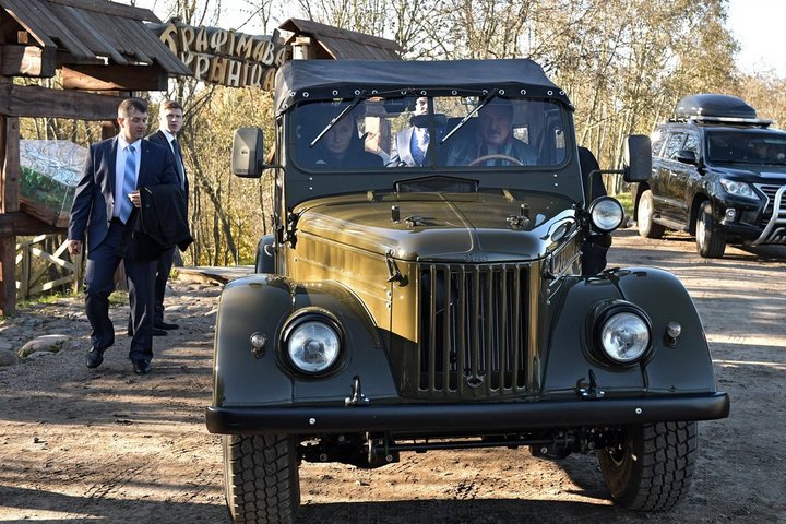 俄羅斯總統普亭（乘車者右）被預測在2019年可能遇暗殺，他身邊防護滴水不漏。   圖：翻攝俄羅斯總統官網