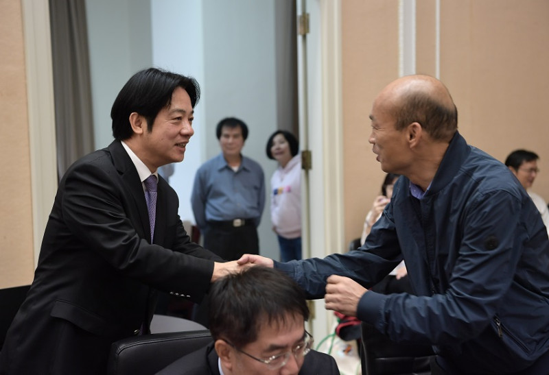 閣揆賴清德與高雄市長韓國瑜握手。   圖：行政院提供