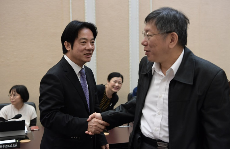 閣揆賴清德與台北市長柯文哲握手致意。   圖：行政院/提供