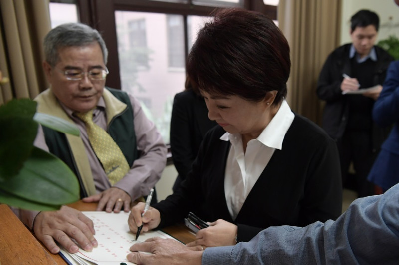 台中市長盧秀燕簽到。   圖：行政院/提供
