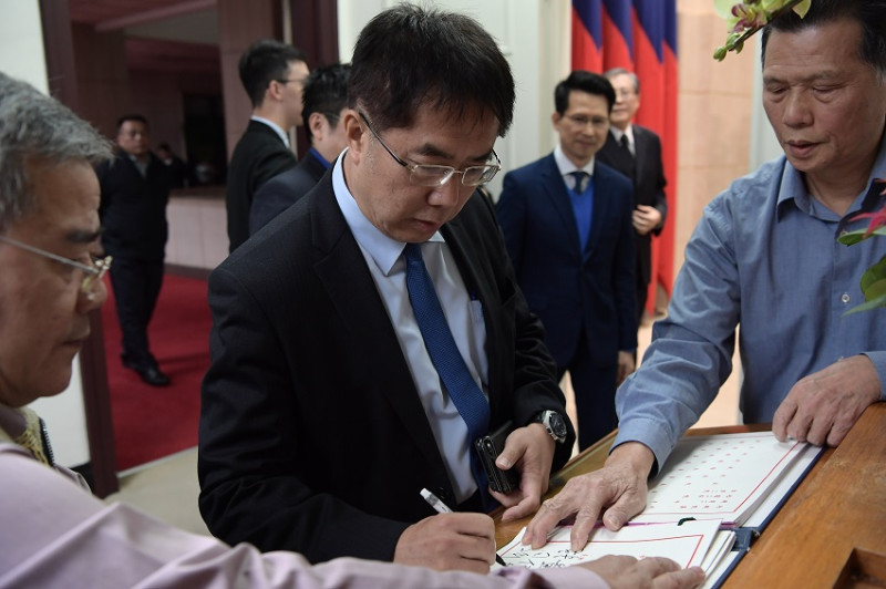 台南市長黃偉哲簽到。   圖：行政院/提供