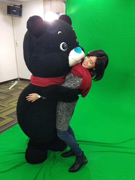 台北市政府新任副發言人「學姊」黃瀞瑩今（27）日在臉書Po被「熊抱」的照片，讓許多網友大喊「裡面的工讀生出來！」，甚至也有人猜測裡面的人到底是誰。   圖：翻攝黃瀞瑩臉書