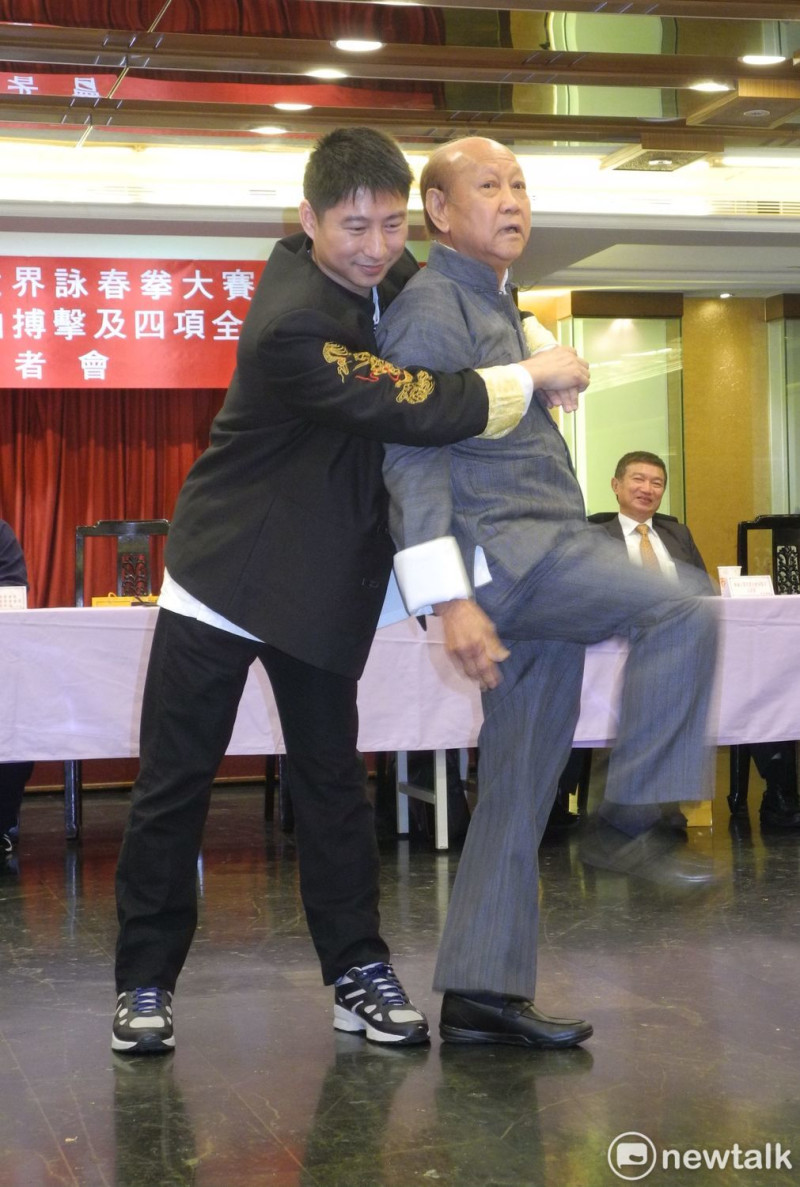 號稱「台灣詠春拳之父」的葉問外甥盧文錦，與黎懿徵現場示範演練，高齡86歲仍身手矯健。    圖：王峻昌/攝