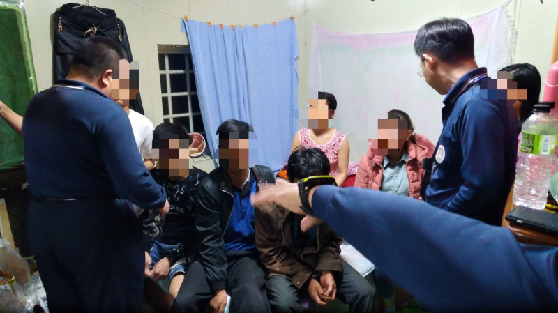 台東警分局查獲11名非法居留越籍人士，但非觀宏專案團客。（資料照片）   圖：移民署/提供