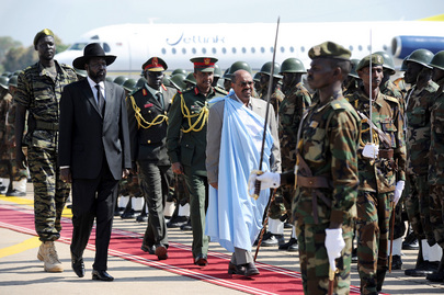 蘇丹總統巴希爾（中著白袍者）從1989年起擔任蘇丹第7任總統至今，目前遭到國際刑事法庭起訴中。   圖：聯合國圖片/Tim McKulka