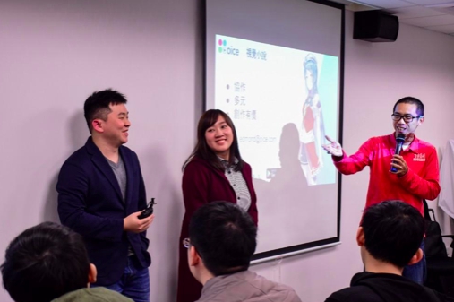2017 年三月，oice 在台灣舉辦座談會「視覺小說是如何鍊成的？」，左為獨立遊戲製作團隊 STORIA的創辦人張恆，中間是學生遊戲製作團隊《槿星未央》的負責人曾韻璇，右為 oice 共同創辦人兼營運長余家齊（右）。   圖：oice/提供