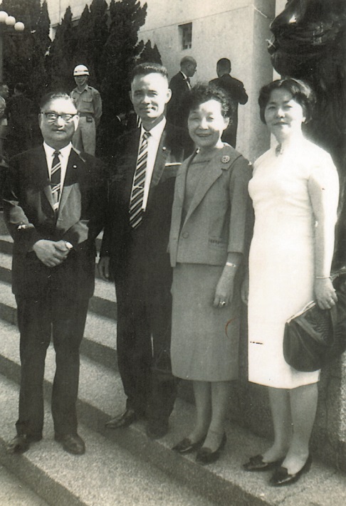 1967年攝於台灣省議會前，郭雨新(左一)李秋遠(左二)許世賢(右二)余陳月瑛(右一)。   圖：八卦寮文教基金會／提供