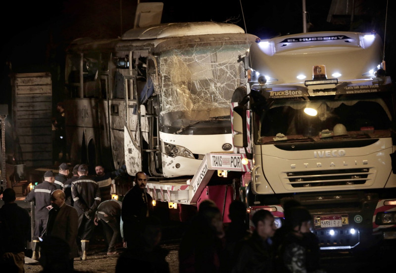 越南觀光團搭乘的巴士遭炸彈攻擊損毀嚴重。   圖: 達志影像 /美聯社