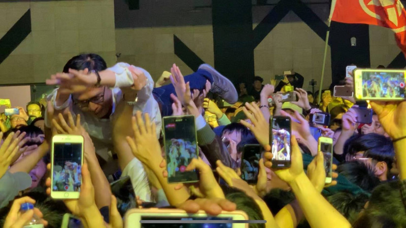 昨天滅火器樂團舉辦演唱會，陳其邁也到現場欣賞，更與大批粉絲大玩「人體衝浪」，氣氛嗨到最高點。   圖：翻攝自陳其邁臉書