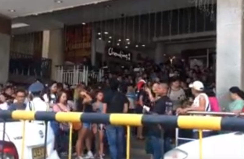 菲律賓地震發生後，許多在商場購物的民眾，急忙地衝出大樓逃生。   圖：翻攝自YOUTUBE